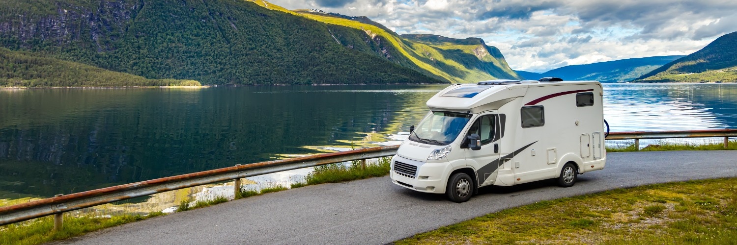 Ein Wohnmobil fährt durch eine Landschaft